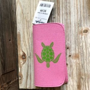 Magnetic closure glasses case